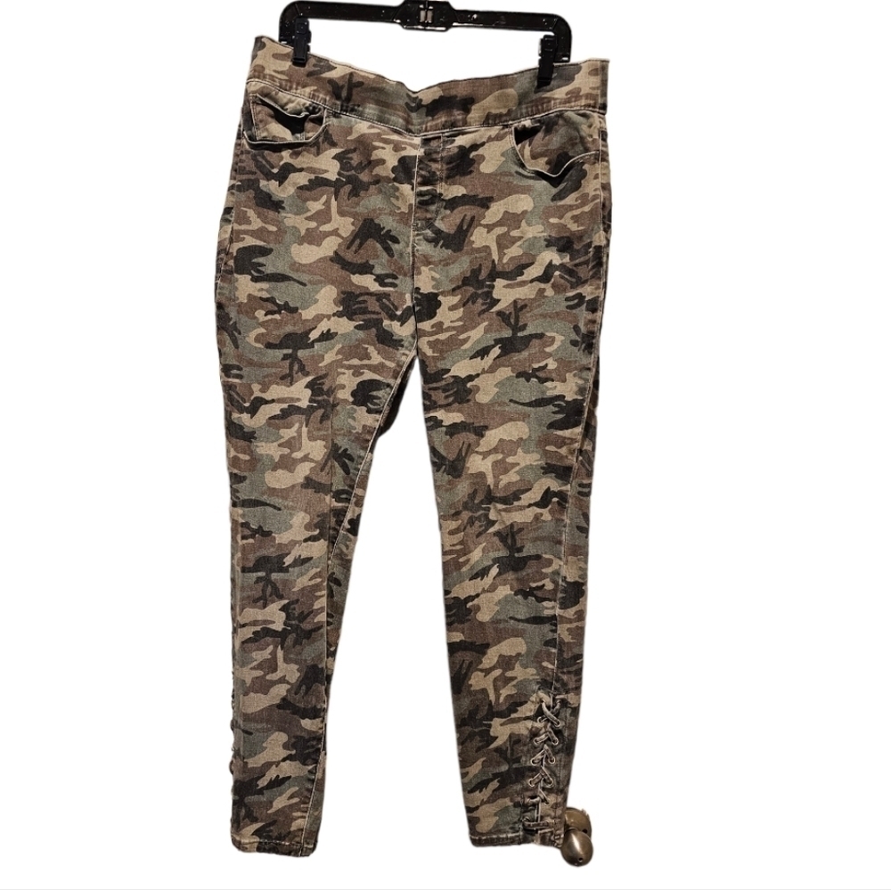 Fashion to Figure Women's Camouflage Style Leggings Sz 1
